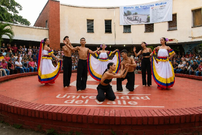 Presentación artística de Funtemilla ante una comunidad