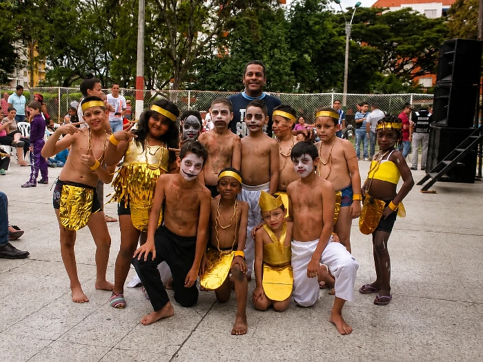 Grupo de Teatro Barrio San Cristóbal durante los primeros procesos comunitarios de 2014