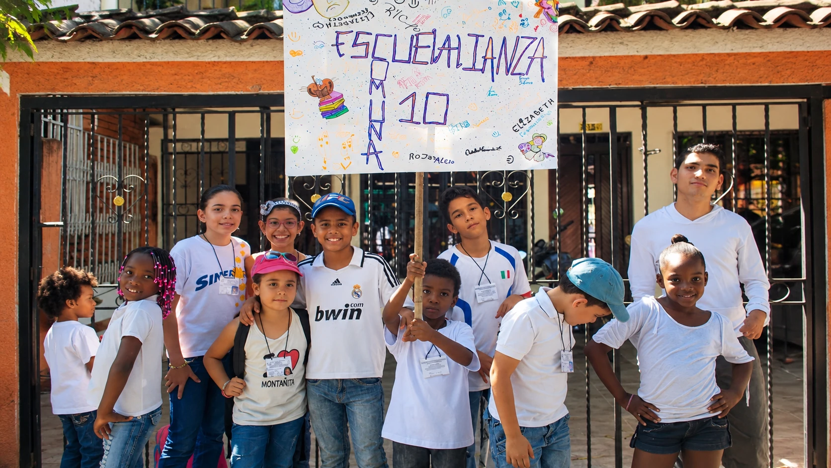 Niñas, niños y jóvenes durante una experiencia de la Escuela Cultural Alianza Comuna 10