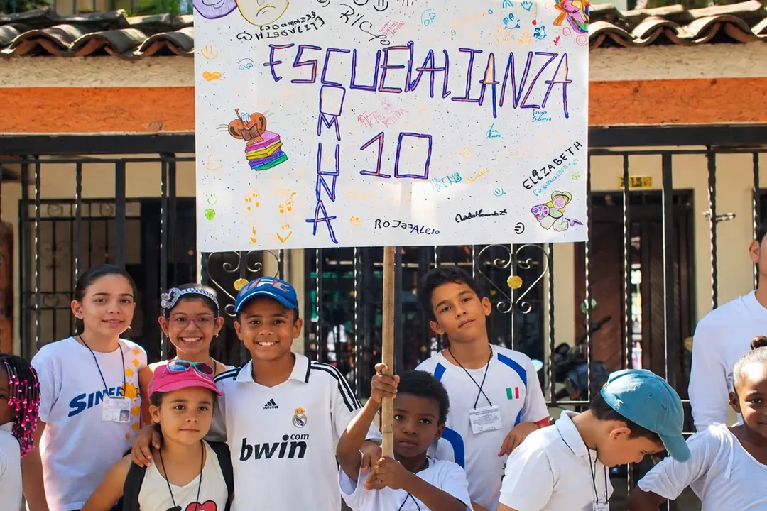 Niñas, niños y jóvenes durante una experiencia de la Escuela Cultural Alianza Comuna 10