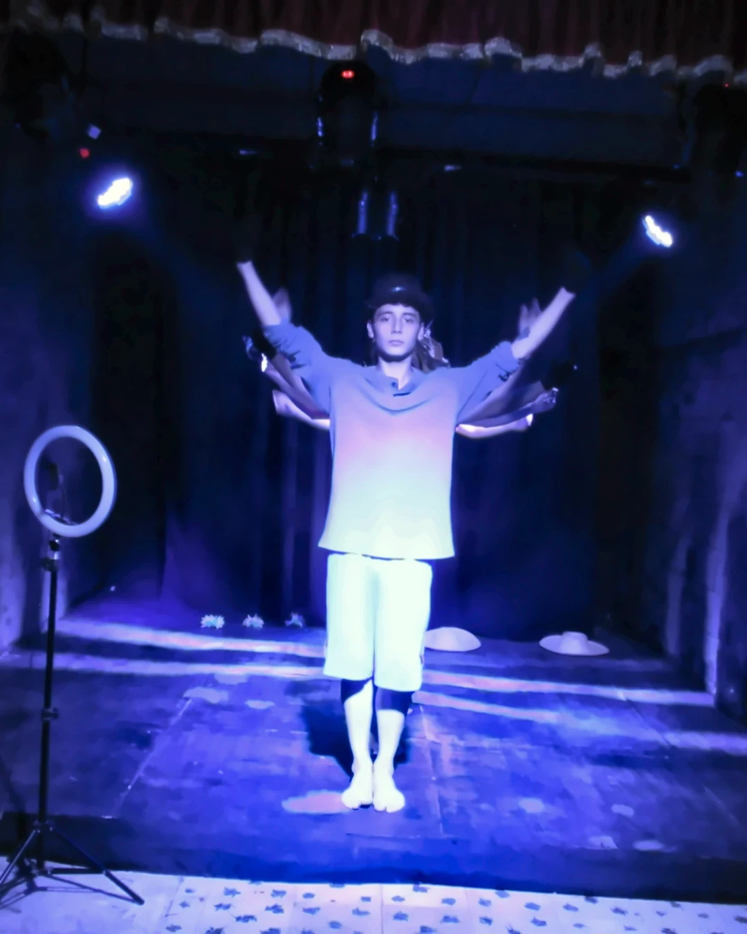 Registro escénico de una presentación teatral de Funtemilla iluminada en tonos azules.