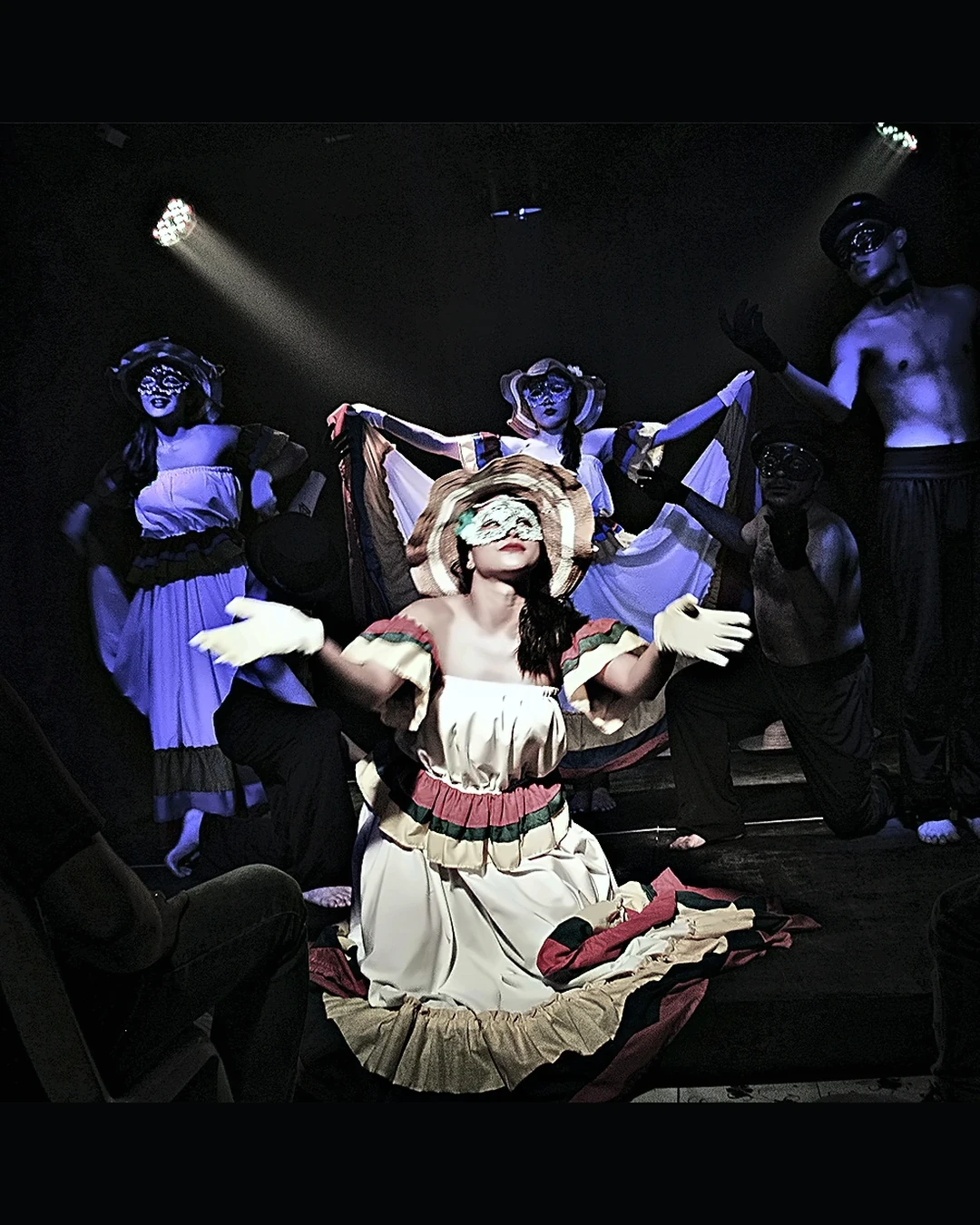 Registro escénico de una escena teatral colectiva de Funtemilla.